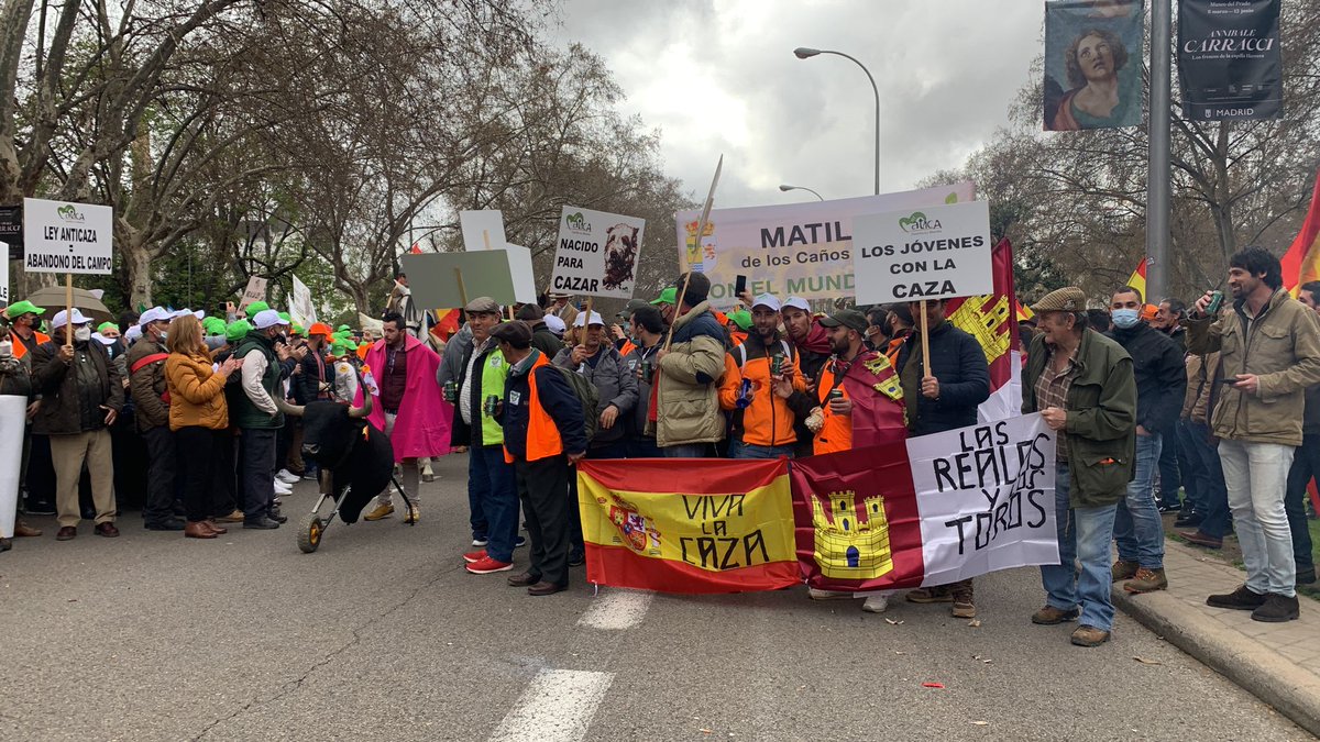 La_SER's tweet photo. 🔴El mundo rural se manifiesta en Madrid para exigir mejoras en los sectores de la agricultura, ganadería y caza. La manifestación ha comenzado a las 11:00 horas y este es el ambiente de las calles.

📸 @DineiroGomez https://t.co/yYWpz2avTf