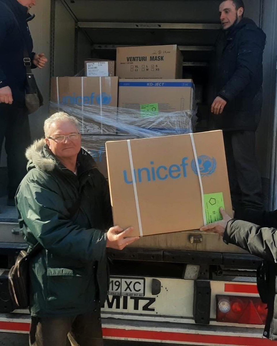 KyivCCI's tweet photo. @UNICEF_UA у співпраці з @MFA_Ukraine та за логістичної підтримки Київської торгово-промислової палати щодня доставляє гуманітарні медичні вантажі, які рятують життя людей у регіонах, охоплених війною. https://t.co/Ljd5rMDcIF