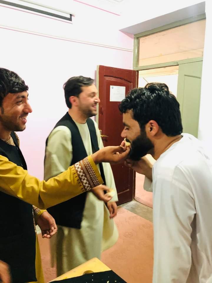 Abdulqasamzabul's tweet photo. نن مې په حقوقو او سیاسي علومو کي له خپل مونوګراف څخه دفاع وکړه، په دي سره مې څلور کلن تحصيلي بهير هم پای ته ورسید.
په دي برخه کي د خپلې کورنۍ له درنو غړوڅخه مننه کوم، له ټولو ملګرو، خواخوږو او په ځانګړي ډول زما د لیسانس دورې له ټولو قدرمنواستادانو څخه مننه کوم. https://t.co/jqhkhgxIMF
