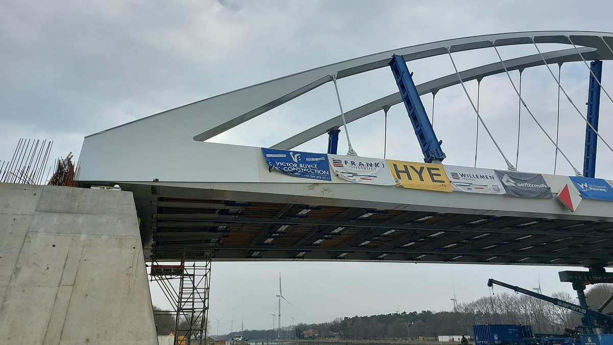 📏Precisiewerk in <a href="/stadBeringen/">stad Beringen</a>. Over enkele minuten ligt 1000 ton stalen boogbrug over Alberkanaal in Paal-Tervant boven nieuwe brugpijlers 💪👷‍♀️👷‍♂️ #viatalbert <a href="/ArcadisBelgie/">Arcadis België</a> <a href="/swecobelgium/">Sweco Belgium</a> <a href="/WillemenGroep/">Willemen Groep</a> @HyeNV #aelterman #frankiconstruct <a href="/Sarens/">Sarens</a> <a href="/Vlaamsewaterweg/">De Vlaamse Waterweg</a> #Ceftransport
