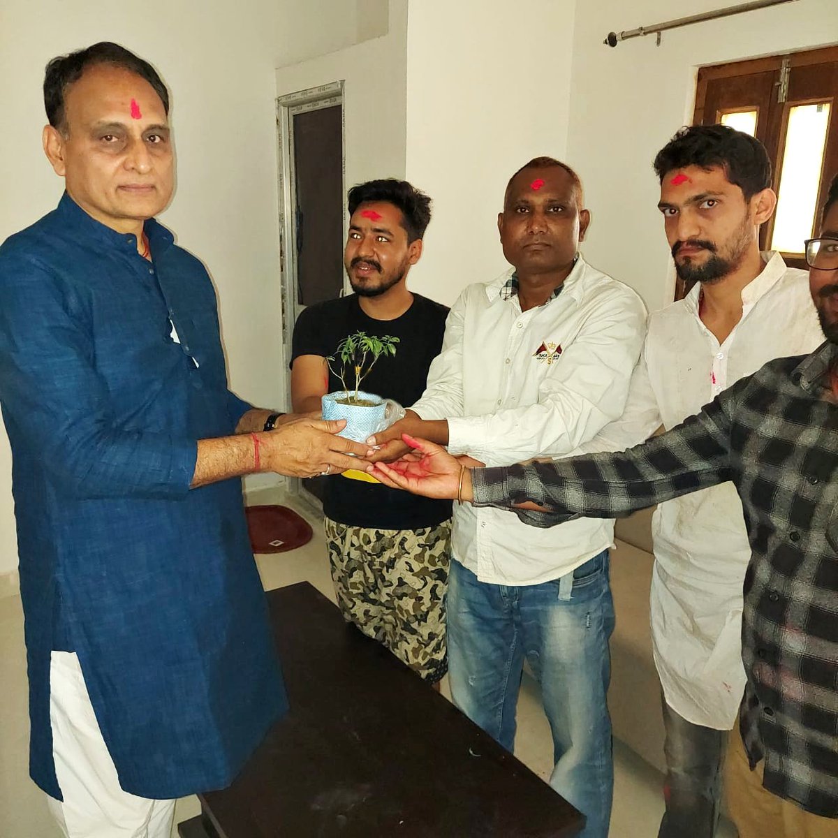 sundramsingh05's tweet photo. राज्यसभा सांसद श्री @RakeshSinha01 जी से @jaymanglavahini के प्रतिनिधि के रूप में मिला और जिले के चौतरफा विकास में उनका प्रयास और सकारात्मक रणनीति पर उन्हें धन्यवाद दिया। और जिले के अन्य मूलभूत आवश्यकताओं से अवगत करवाया। उनसे आशीर्वाद लेकर  पर्यावरण क्रान्ति केलिए संकल्प लिया। https://t.co/TGJJ6KH0xj