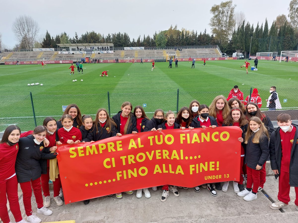 😍 Ieri, sugli spalti, il sostegno delle nostre giovani giocatrici della scuola calcio è stato speciale!

💛❤️ Forza ragazze il futuro è vostro 💪

#ASRomaFemminile