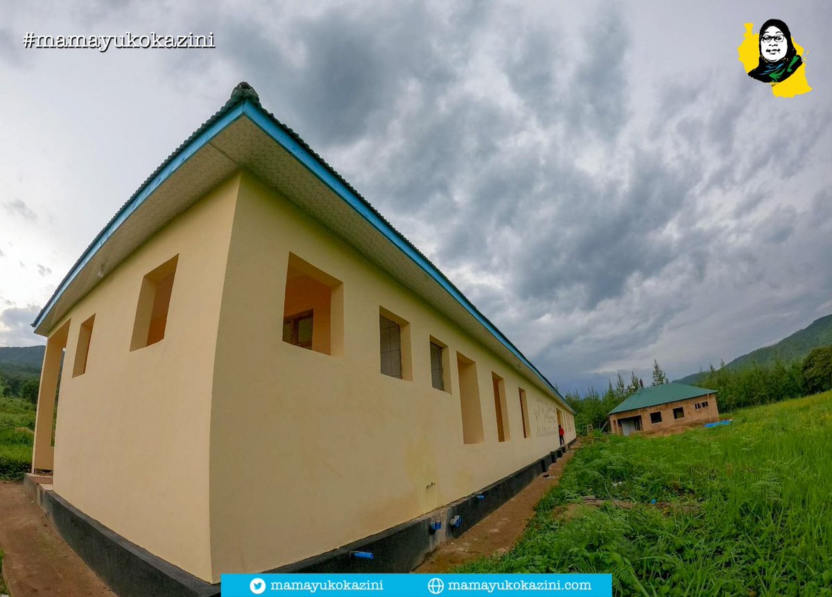 seif_tanzania's tweet photo. Fikiria mwanafamilia ni mjamzito, hospitali ipo 70km, unahitaji TZS 100,000 kumfikisha hospitali, lakini huna kiasi hicho.

Hii ni adha waliyokumbana nayo wakazi wa Mundindi, Ludewa, lakini #MwakaMmojaNaSamia wamejengewa kituo cha afya, changamoto hizo zimekwisha #MamaYukoKazini https://t.co/qJR6WIvsBU