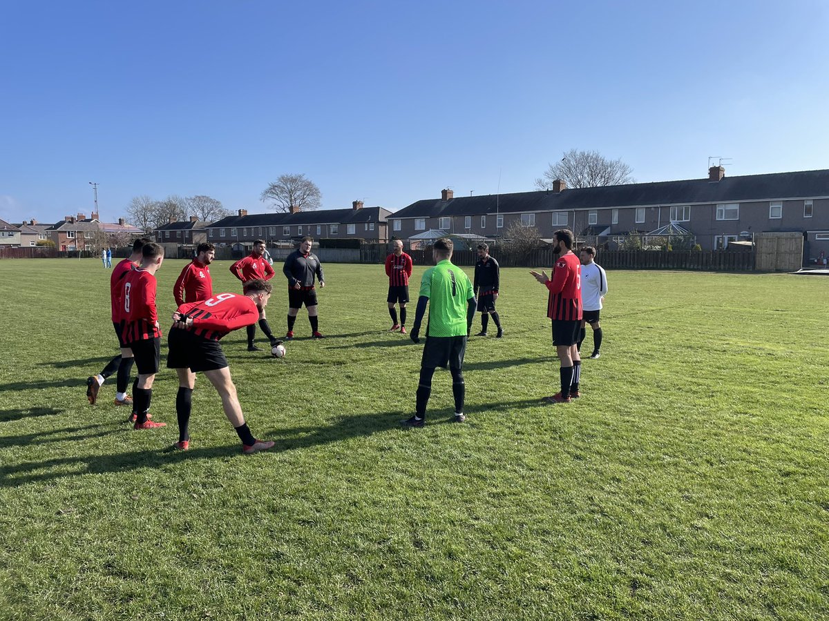 Oldnovosfc's tweet photo. We are underway. 5-2-2-1 Jack and Tim wing forwards with JRS centre forward. From what I can tell. https://t.co/T9EatRyrjp