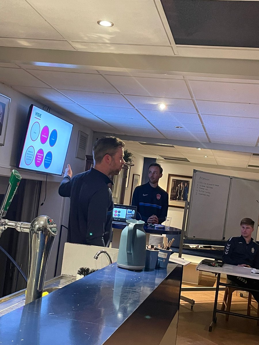 🔙 <a href="/KoninklijkeHFC/">Koninklijke HFC</a> voor de <a href="/PASS_Coaching1/">PASS Sports Coach Academy</a> Play opleiding 🎓

Samen met <a href="/Bartgoudswaard/">Bart Goudswaard</a> een mooie eerste avond met een betrokken groep vaders, moeders en (oud)-jeugdspelers die actief zijn als trainer en/of coach.

#positiefsportklimaat