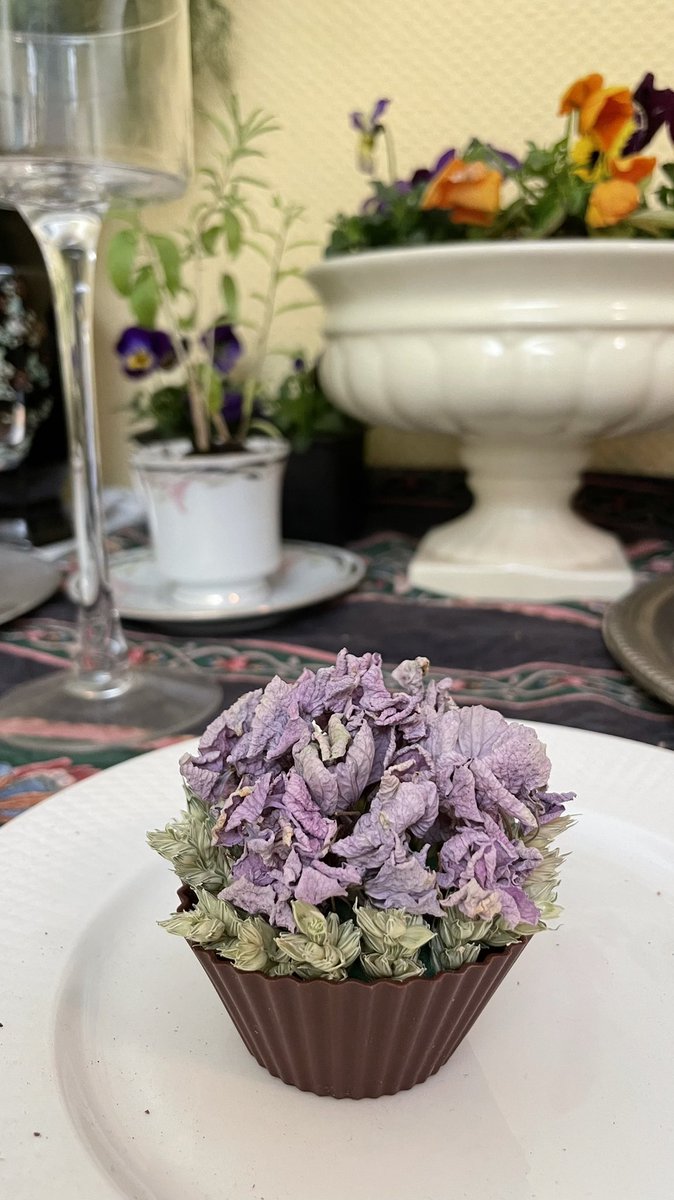 FoodAngers's tweet photo. Au menu de ce jour du #printemps, les appétissantes créations de l’@ExpoFlo par les étudiants @agrocampusouest #Angers 🧁🌺🌸 #supernature 
À voir jusqu’à ce soir ! https://t.co/zKDh5LybXp