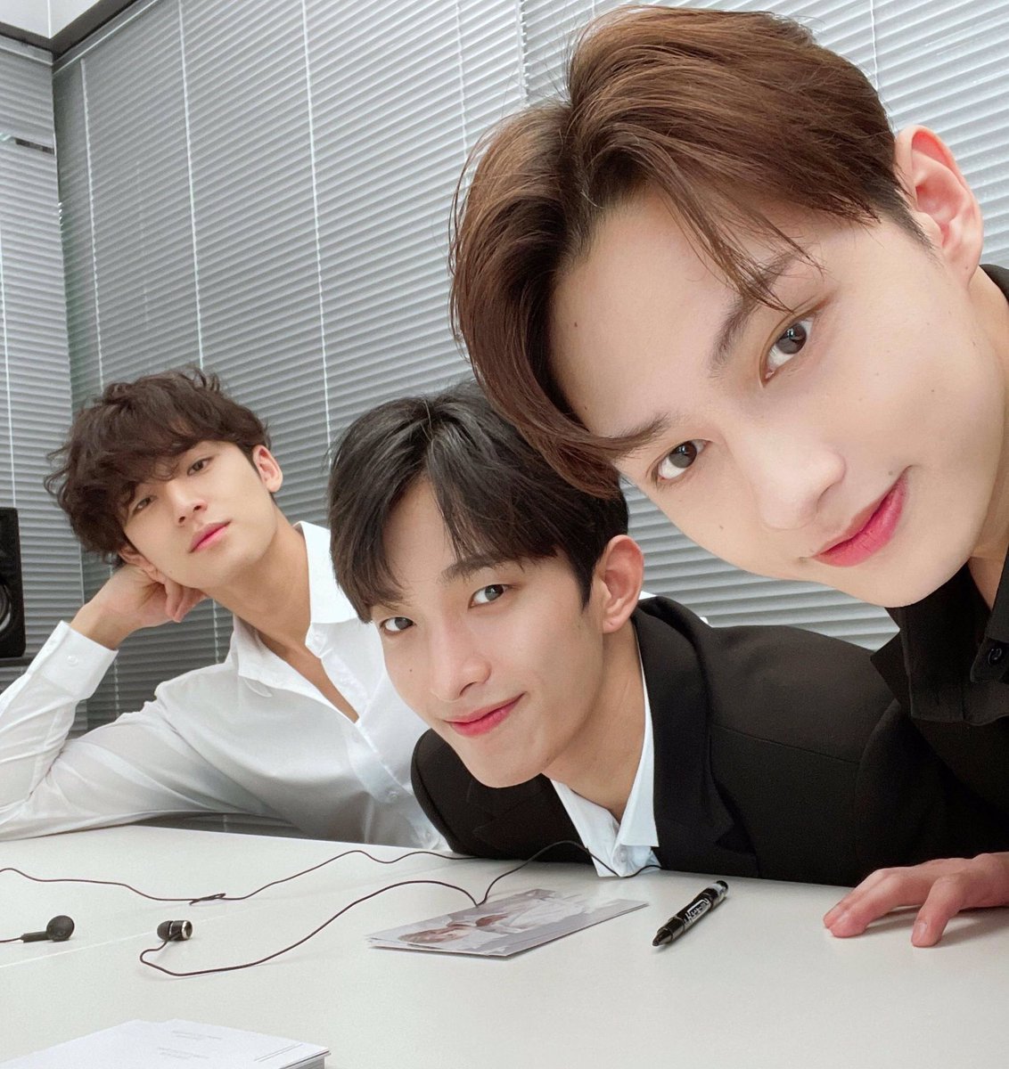 DK2l8_'s tweet photo. 주니 위버스에 도겨뭉 등장 !! 💙 https://t.co/7MJP3M5v7J