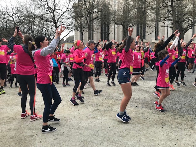 F3PaysdelaLoire's tweet photo. #Nantes La course #Odyssea ce dimanche matin, grande fête populaire pour lutter contre le cancer du sein - Reportage ce soir dans le 19/20 - @Odyssea_Nantes 📷 @SandrineGadet https://t.co/sIvHiodO88