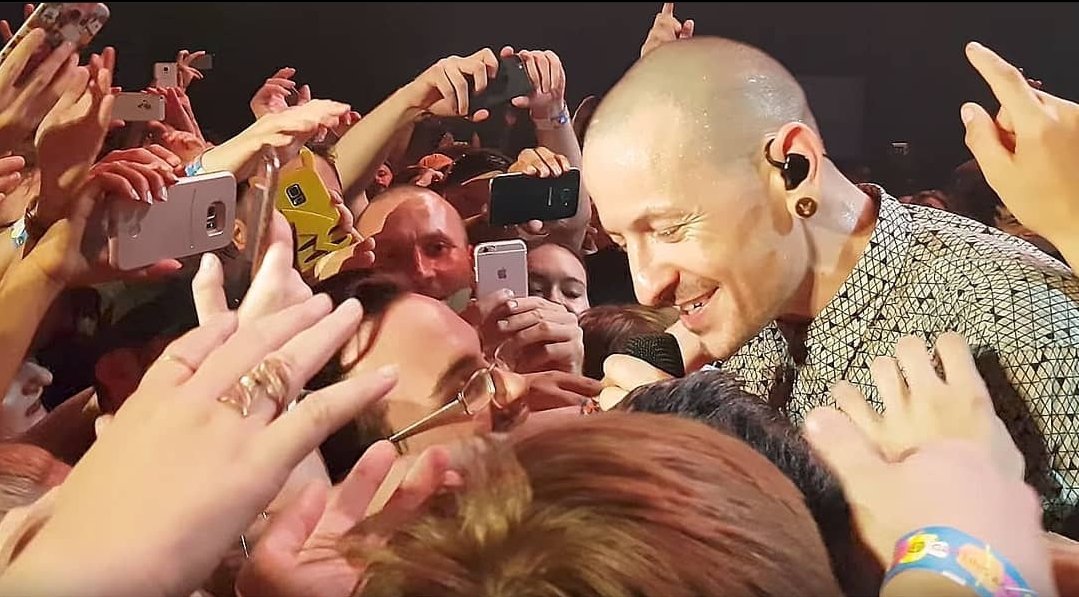lpsavesusall's tweet image. When times are scary we often think about people who made this world a much better place.
Chester was one of them.
Today, the best way to honor him would be to take care of ourselves & extend a hand to those around us.
Happy b'day Chester. We continue to love you & Linkin Park.❤