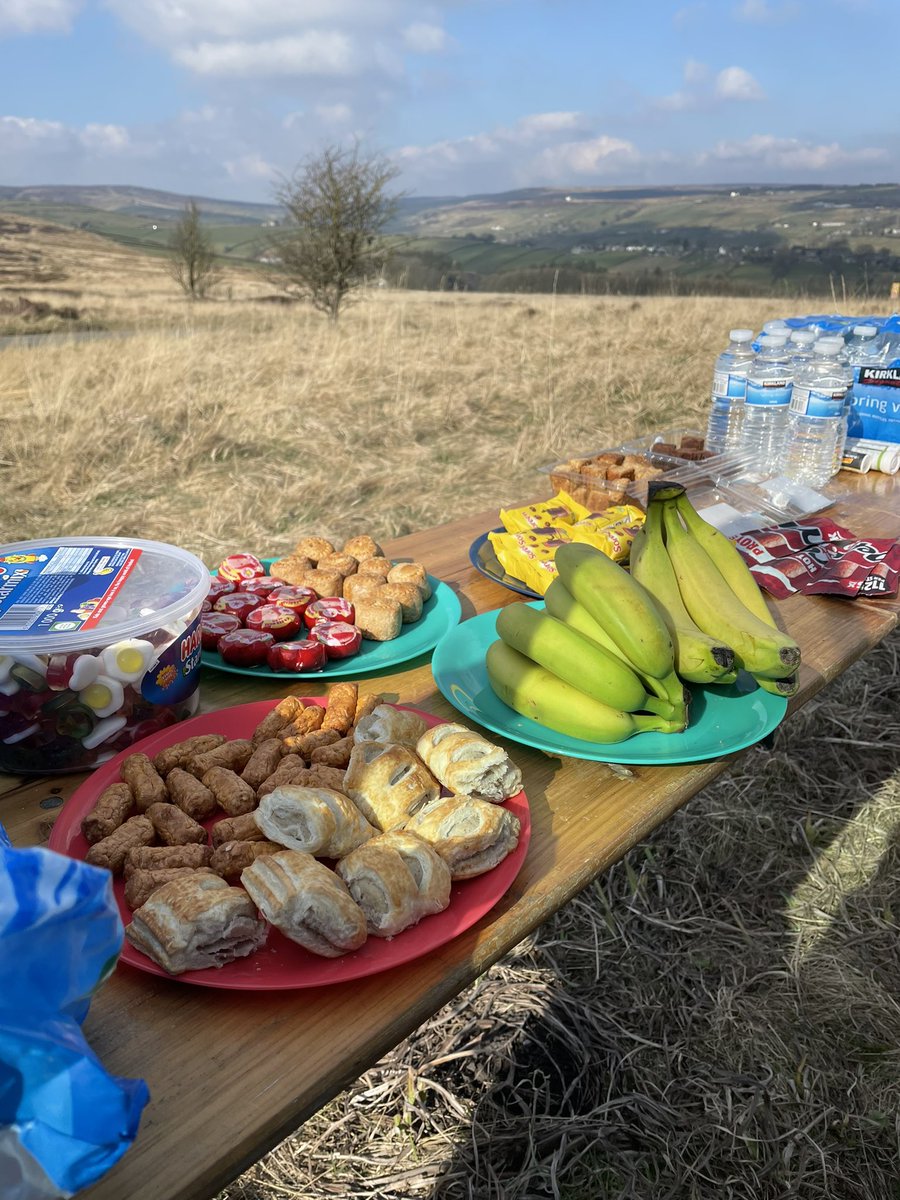 cltravelsoluti1's tweet photo. Ar Penistone Hill waiting for the first riders through @polocini #cycling #hills #feedstation https://t.co/22t1ZeYFrP