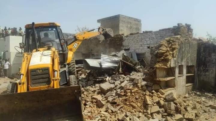 Collectorsheop1's tweet photo. नगरपालिका के संपत्तिकर रजिस्टर एवं समेकित रजिस्टर में यह संपत्तियां दर्ज नही थी। इसके साथ ही मौहसीन पुत्र सत्तार खान के कब्जे की शासकीय भूमि को मुक्त कराते हुए अतिक्रमण हटाने की कार्यवाही की गई है, अतिक्रमण को खुर्दबुर्द कर दिया गया है
@JansamparkMP 
@CMMadhyaPradesh 
@nstomar https://t.co/96BKPawKhQ
