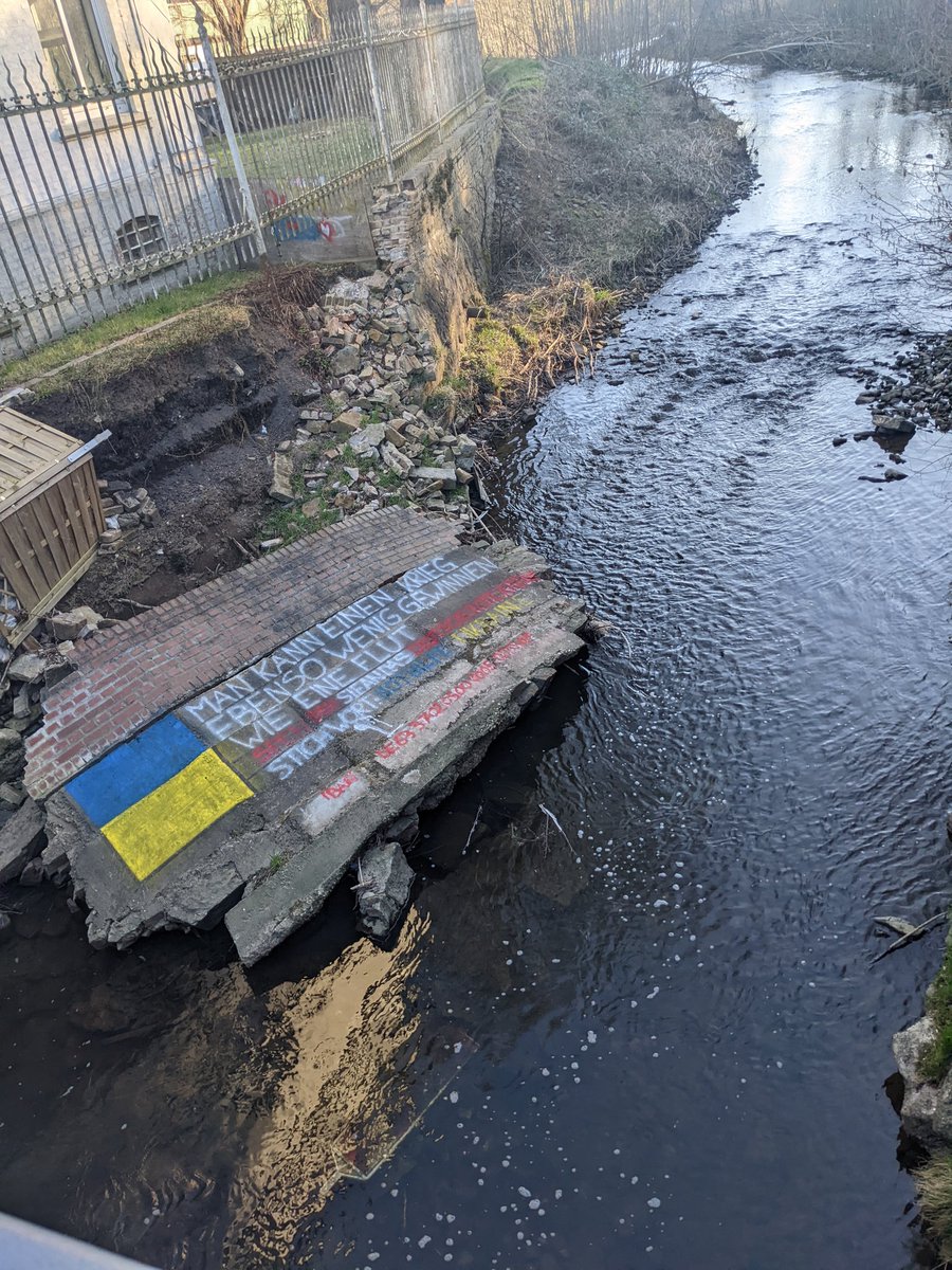 Im Flussbett der Inde liegt noch eine von der Flut eingerissene Mauer. Darauf ein Grafitti:"Man kann eine Krieg genauso wenig gewinnen wie eine Flut." Gefolgt von einem Spendenaufruf an das Rote Kreuz, Stichwort Nothilfe Ukraine.