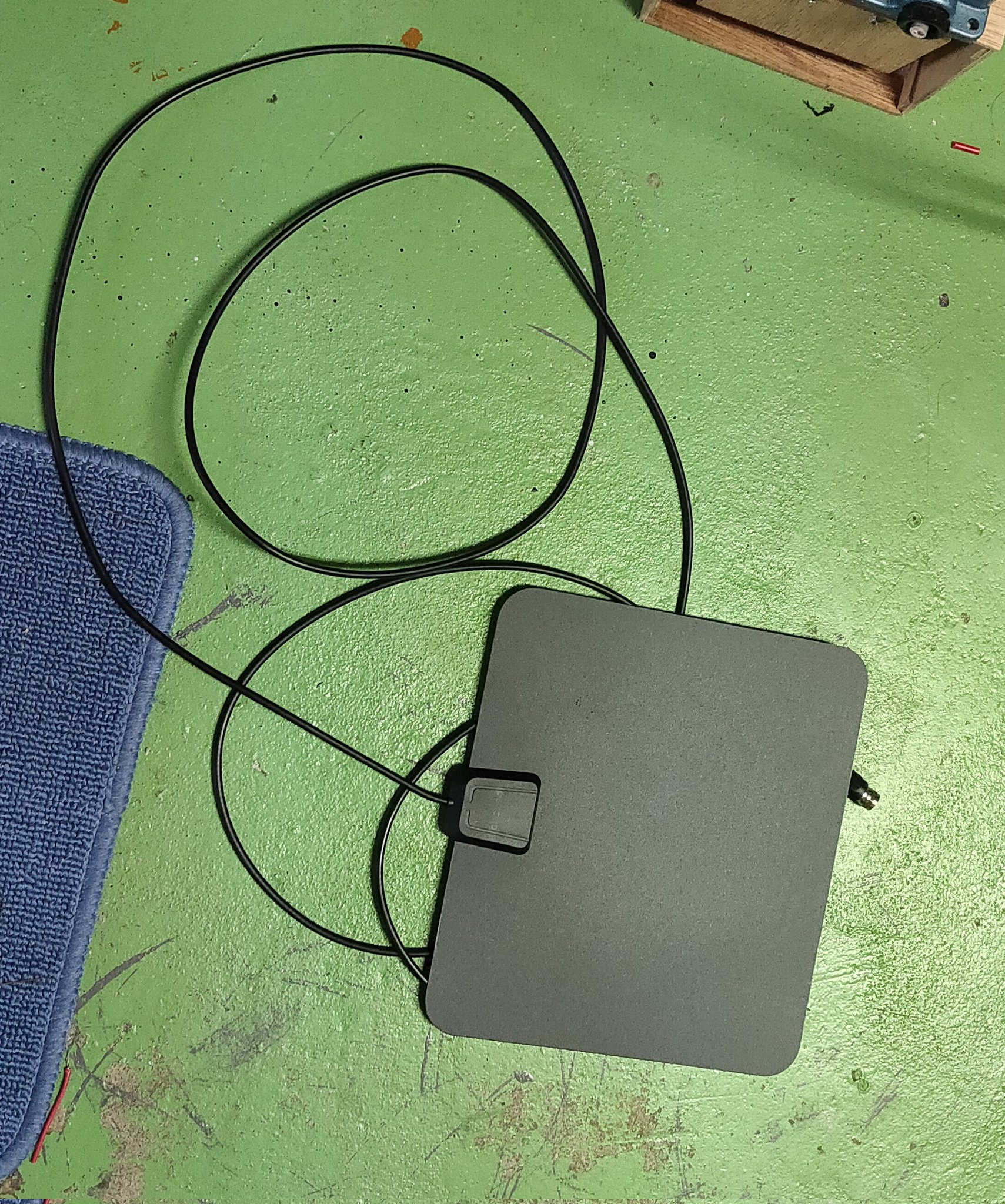 تويتر クワクワ على تويتر テレビアンテナが欲しくて アマゾンで室内アンテナブースター付を購入 案の定全く映らない 銅線でループ系のアンテナ自作したらブースター無しでも映るやんか W ヘンテナで検索ね 地デジアンテナ ヘンテナ T Co Dhosdi9tlr