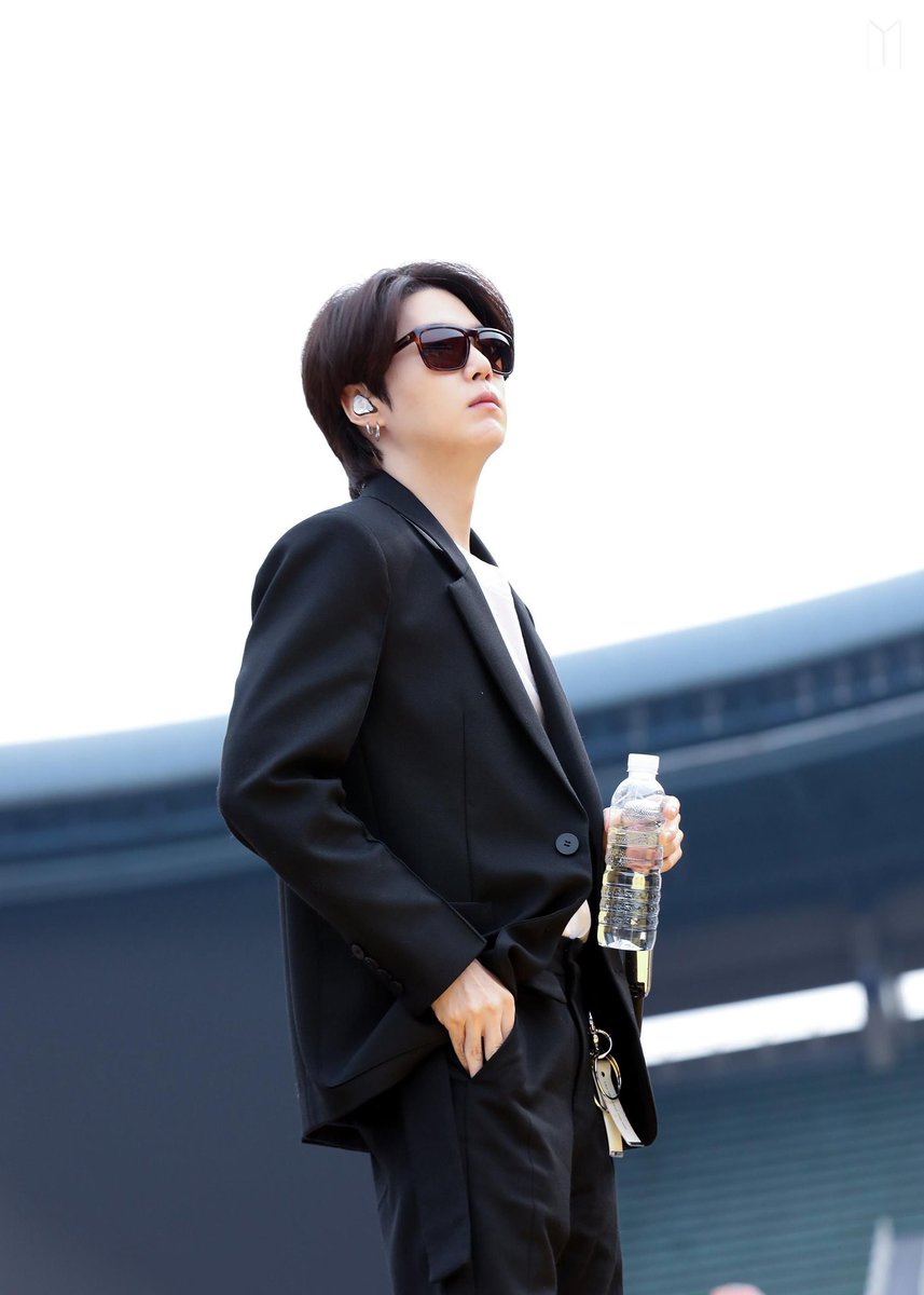 ladyelocin's tweet photo. ceo yoongi: "who is that?"

"park jimin, vocalist of the newly debuted idol group from your entertainment, sir"

ceo yoongi: "bring him to me" https://t.co/u0Hi8qvyMU