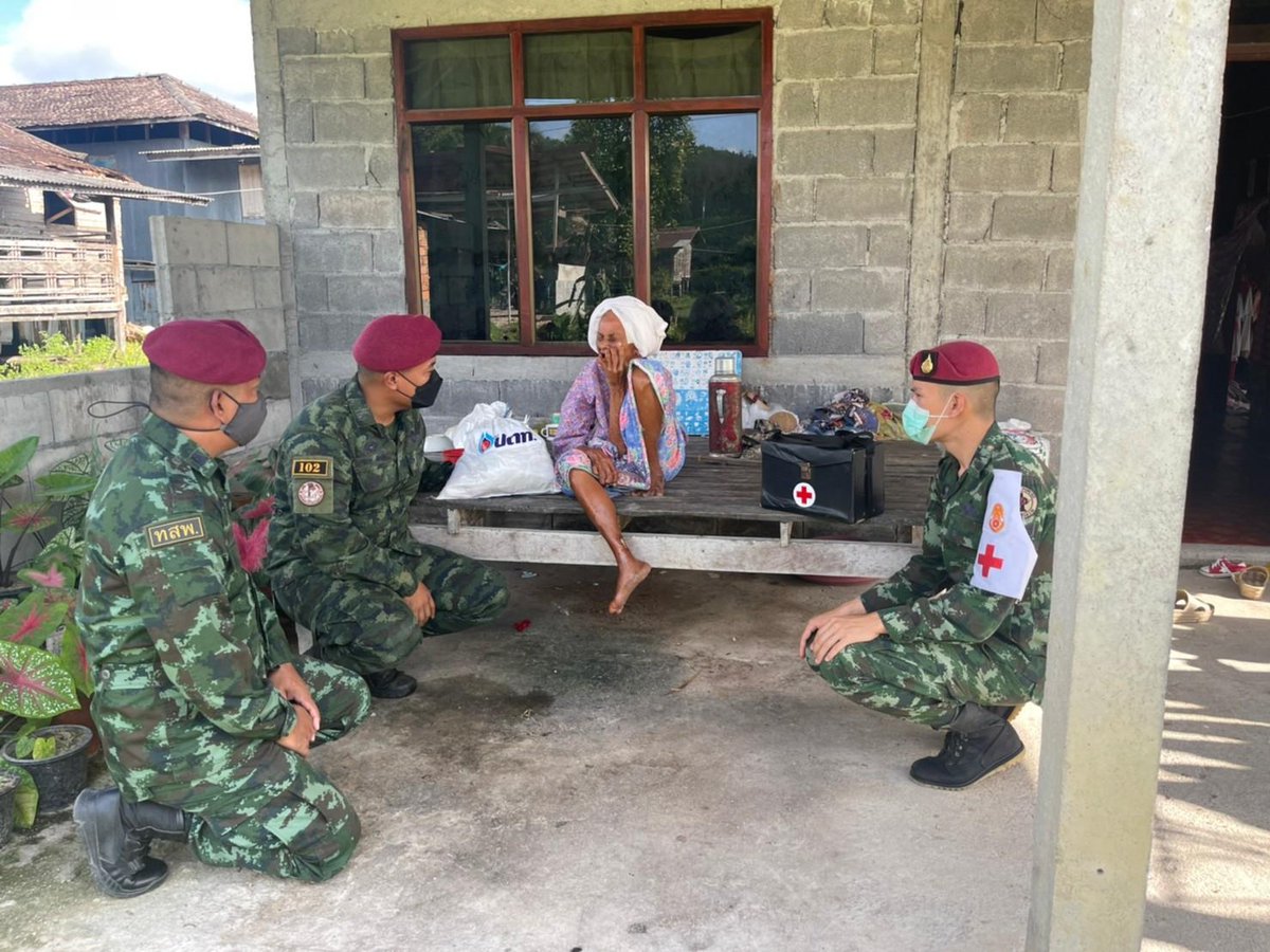 ครูหมวกแดงปันยิ้ม โดย ชุด ทสพ./สทสพ. สนับสนุน ชุดสันติสุข พบปะเยี่ยมเยียน และมอบถุงยังชีพ ปตท. ให้กับ ปชช. รอบสถานศึกษา เพื่อพัฒนาสัมพันธ์, สร้างความเข้าใจ และสร้างภาพลักษณ์ที่ดีให้ต่อ ปชช. ในพื้นที่ ณ บ.พ่อมิ่ง ม.๓ ต.พ่อมิ่ง อ.ปะนาเระ จว.ปัตตานี