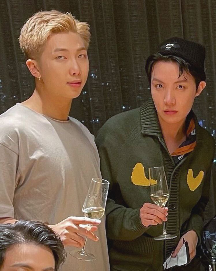 rEsH9tYRRoRY4Oe's tweet photo. #7YearsOfRMixtape #7YearsWithDoYou #RM_MixTape_7주년축하해 ПОЗДРАВЛЯЕМ НАШЕГО ЛЮБИМОГО ЛИДЕРА!!!!!🎉🎉🎉🎉🎉👏🏻👏🏻👏🏻👏🏻💜💜💜💜💜💜💜💋💋💋💋💋 https://t.co/0j8pDC771w