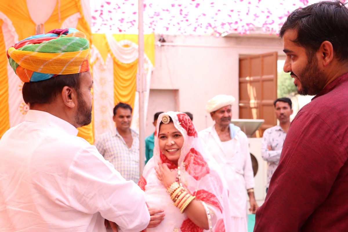 Madrassan_Pinky's tweet photo. मौका था बेटी के होली #Dhoond उत्सव का ❤️
(वैसे राजस्थान में होली के वक्त फाल्गुन में फागनिया (White-Red/Pink) पहनने की परंपरा है। #Rajasthan 
@SanyamLodha66 
@sandeep_dahiyaa https://t.co/hu3iFm1EAD
