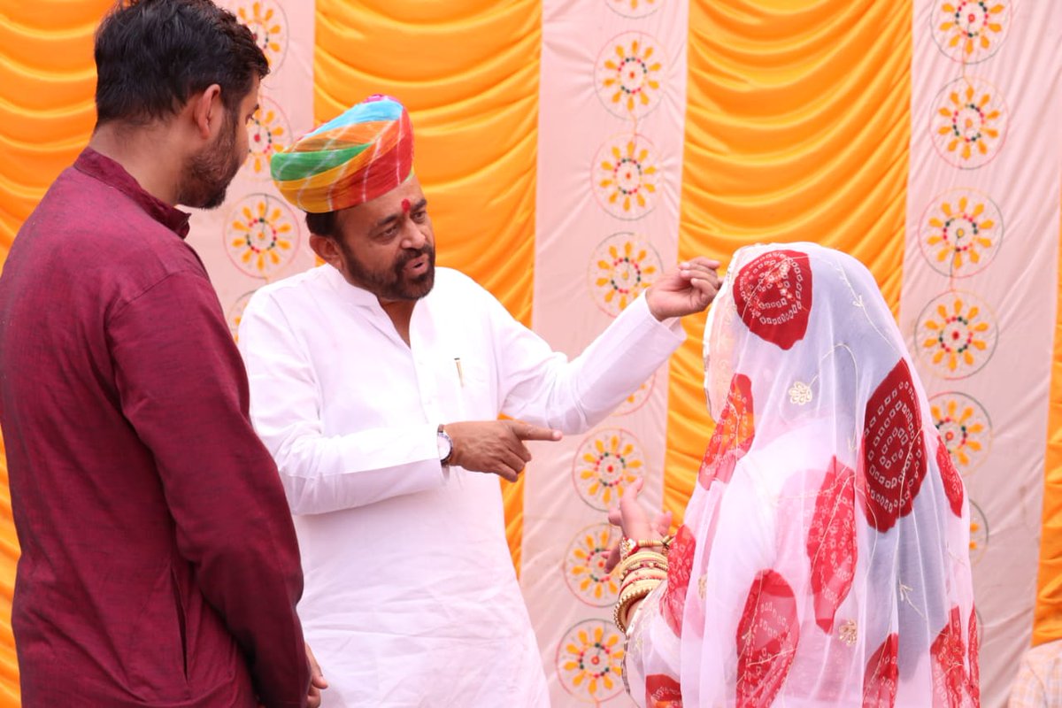 Madrassan_Pinky's tweet photo. मौका था बेटी के होली #Dhoond उत्सव का ❤️
(वैसे राजस्थान में होली के वक्त फाल्गुन में फागनिया (White-Red/Pink) पहनने की परंपरा है। #Rajasthan 
@SanyamLodha66 
@sandeep_dahiyaa https://t.co/hu3iFm1EAD