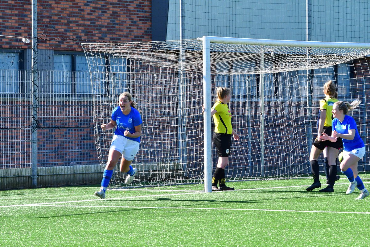 AngelaTimmertje's tweet photo. Nagenieten op de zondag van de ontlading van de zaterdag. Trots! SDC Putten VR1 won op eigen bodem zeer verdiend van Vios Vaassen VR1: 3-1. Strijd om het kampioenschap gaat door.. 🔥 #SDCP #blauweleeuwinnen #putten #puttereng https://t.co/havfk1d8NJ