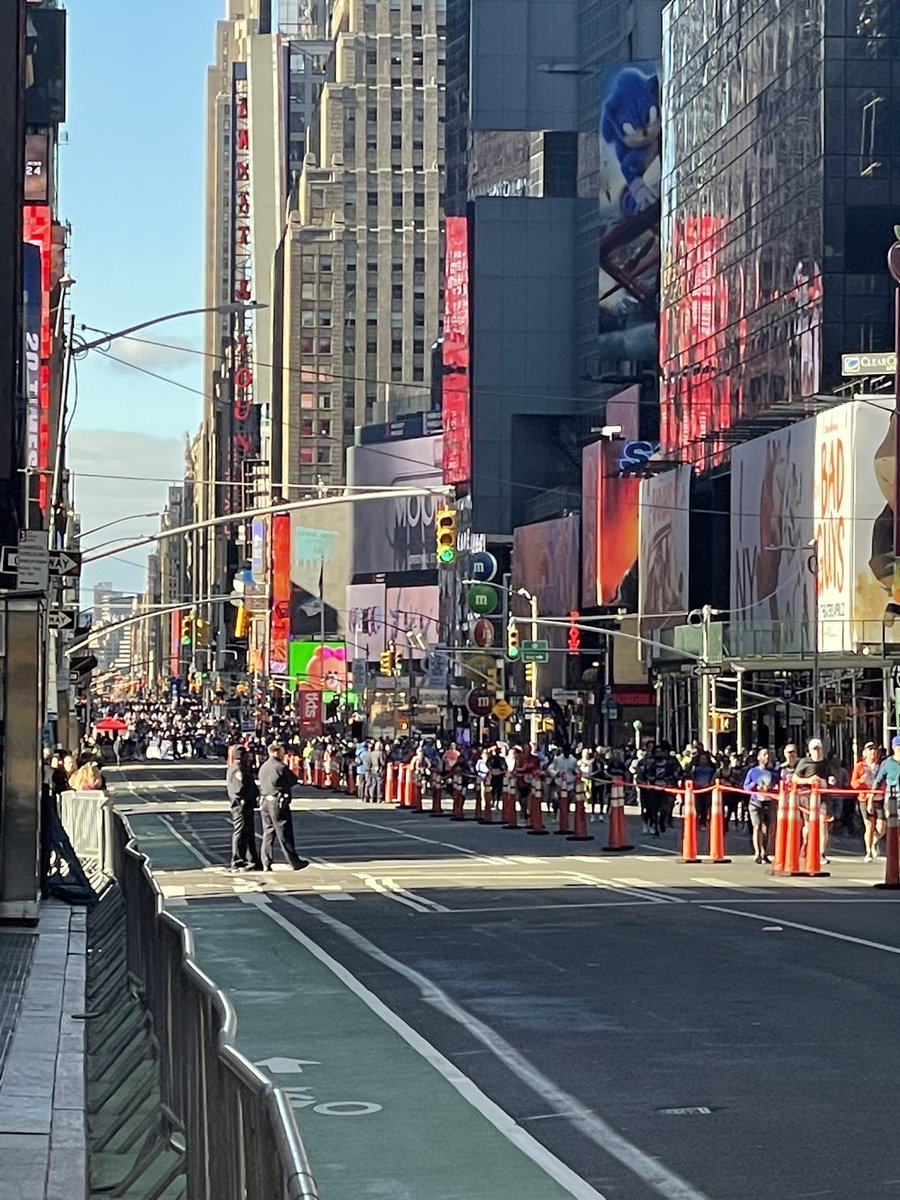 Good energy on a Sunday morning 
#nychalfmarathon