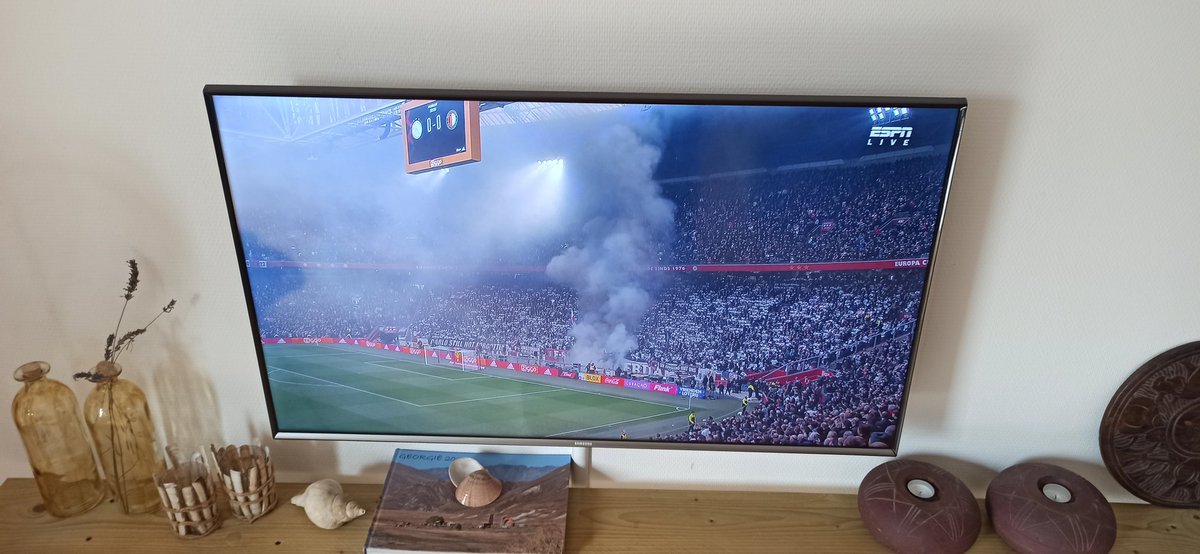 Tja  <a href="/KNVB/">KNVB</a> als je dit toestaat. Maar ja, Ajax onder en boven de wet.