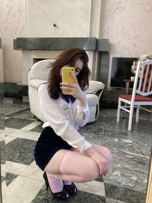 Me and other 4 girls on https://t.co/nSZgEHRIIh soon 😍 https://t.co/V3jR3FZgVS