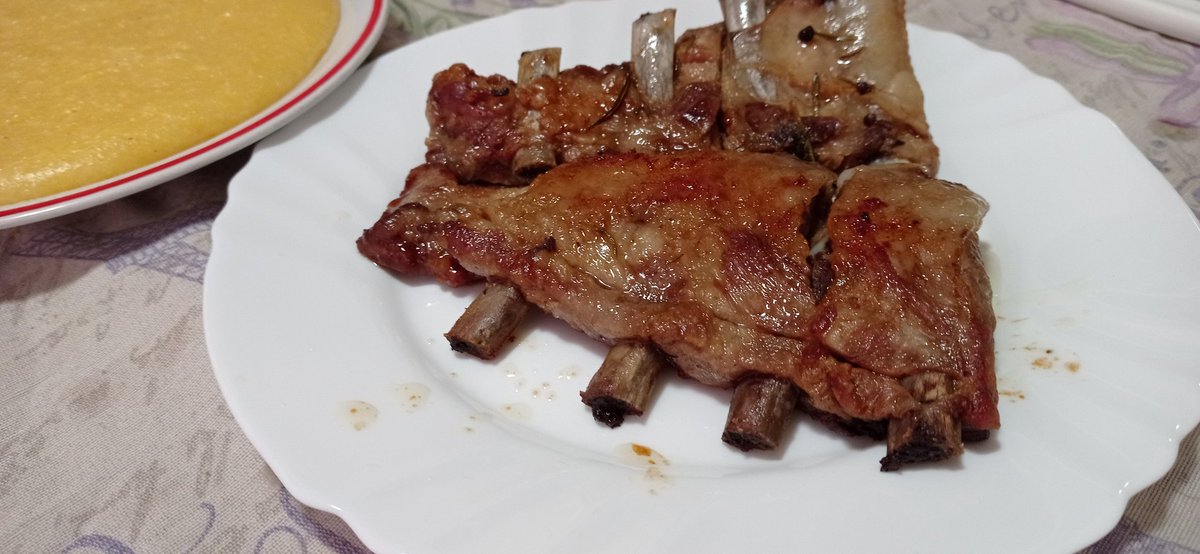 PedrettiFly's tweet photo. Prepared Sunday lunch in  Northern Italian style. Polenta (Maize pollen) with Pork Ribs in which roasted with Rosemary, Salvia, cooking wine and meat broth. https://t.co/FVUwzZRktf