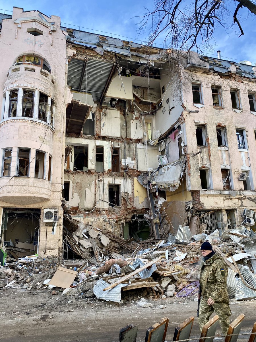 #Kharkiv 1/4
Les bombardements ont fait des dégâts colossaux en centre-ville, notamment cet immeuble de 1911 qui avait jusqu’à la semaine dernière survécu à deux guerres mondiales