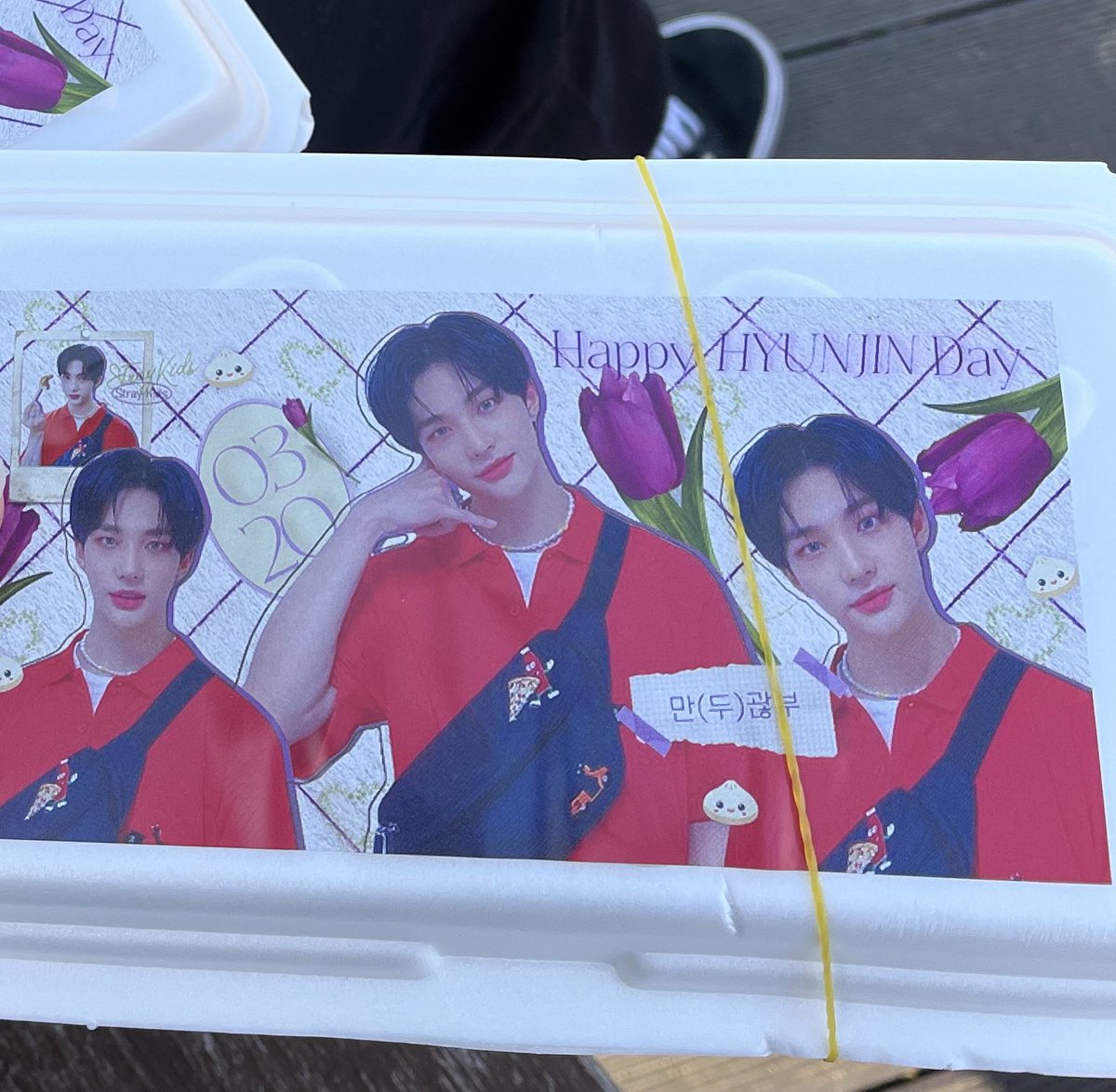 gardenskz03's tweet photo. @Bloomingmandu_ 
🌷꽃길만두 올림픽점 
  #우리집만두는_꽃길하이패스
  #happyhyunjinday 
버정에서 내리자마자 보이구 ..무엇보다
 만두가 너무 맛있어서 놀랬다… 만두 키링 너무 귀여워서 𝑲𝒊𝑱����𝒍 만두 파우치도 받고 싶었지만 … 8명 안에 들기는 너무 힘든 것ㅠ https://t.co/2diSCwajQX