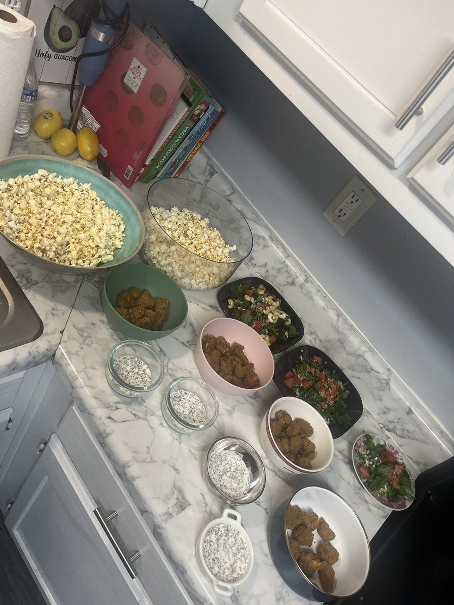 child_vegan's tweet photo. Dinner last night! Air fried cauliflower, salad, homemade ranch dipping sauce, and popcorn. #plantbased https://t.co/yfankEwlya