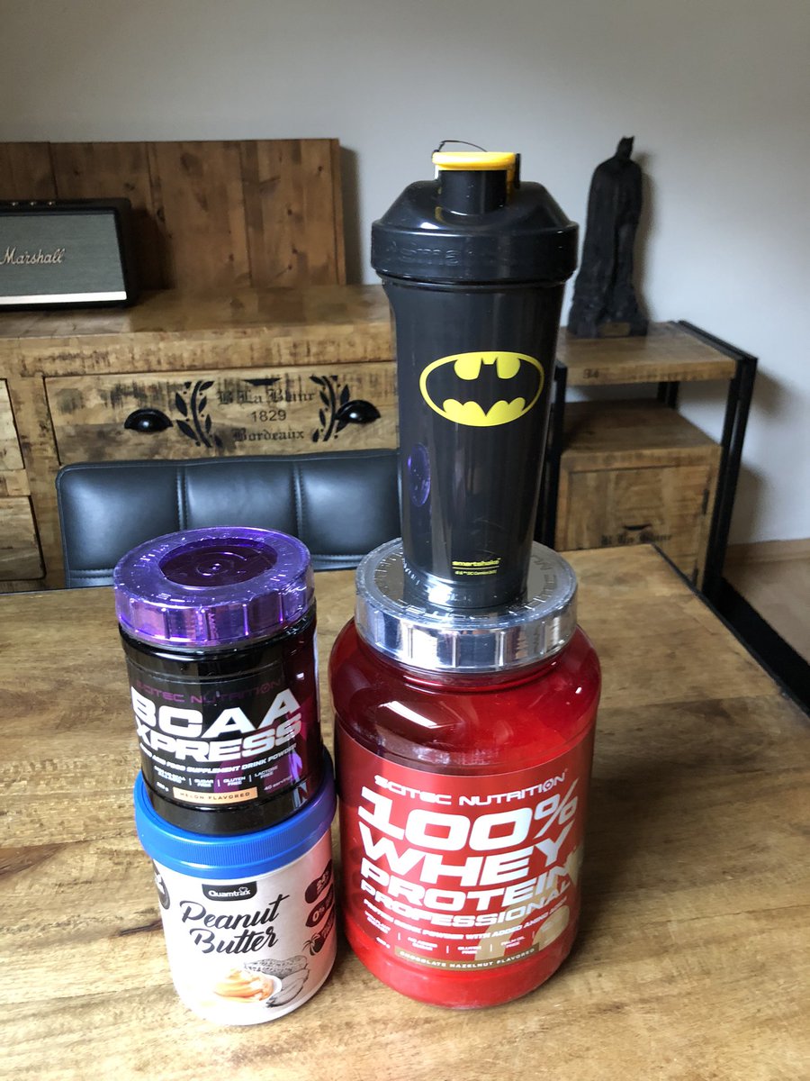 curious20221's tweet image. Time to get ready for that beach body 💪💪🍍🌴☀️
With #batman @DCComics #smartshake ✌️✌️