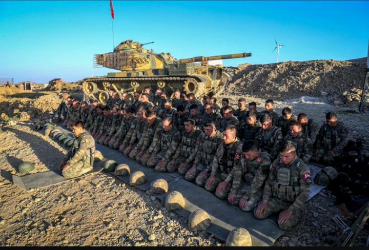 alitilkici38's tweet photo. Bu kahramanlar özlük hakkı için grev yapmaz her şartta asil milletini Devletini temsil ettiğini bilir
Ölürsem şehit Kalırsam gazi anlayışıyla görev yaparlar
Vatan savunmasının Sözleşmesi Olmaz 
Kahramanlara desteğe bekliyoruz

#3600VeKadroUzmÇvşaHakdır https://t.co/Qc1PyedjqY