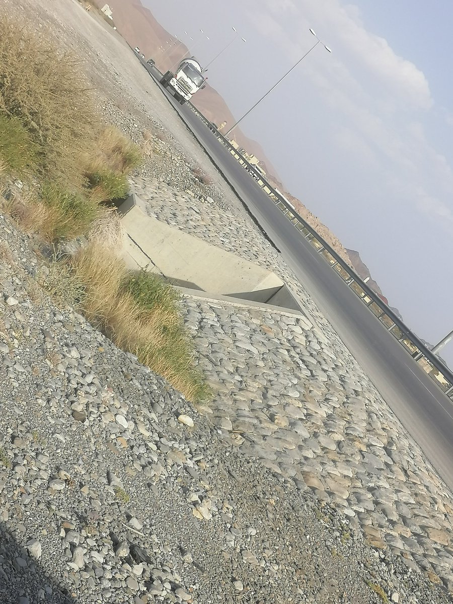 75Alhinaui's tweet photo. لعناية وزارة @mtcitoman هل من تدخل لماذا حين تم تنفيذ هذا الطريق لم تلزم الشركة المنفذة ضرورة وضع حواجز أمان على هذه القنوات والعبارات على طول شارع الداخلية الرئيسي من بدبد إلى جبرين أين المهندسين
ألم ينتبه مسؤول عن هذا الخطأ ماذا لو لم ينتبه شخص ووقع بمركبته هنا
@KShammakhi https://t.co/63qgfsWTou