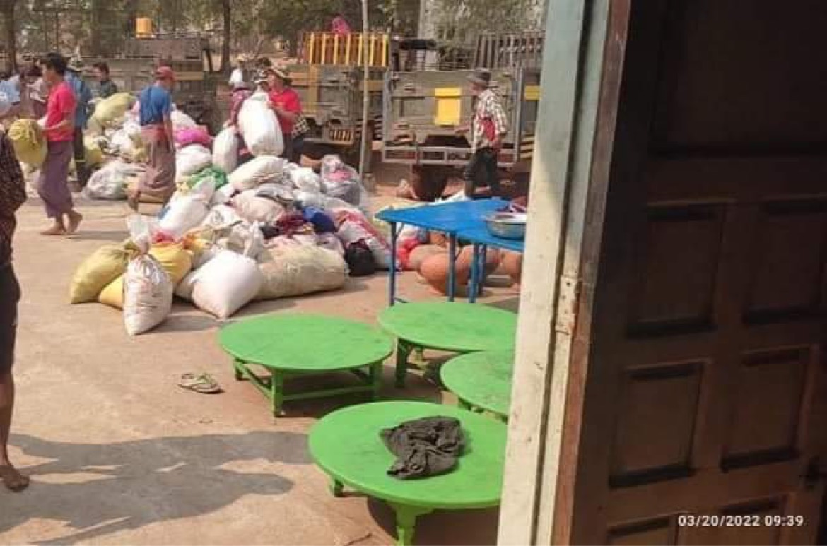 TheChindwin's tweet photo. PDF – Sheinmakar has released pictures of donations and aid provided to local people who are internally displaced in Wetlet Township of Sagaing region in Myanmar. 

The humanitarian aid delivered local PDF includes 56 rice bags, 2 lakhs in cash, clothing and household materials. https://t.co/DLGTUnLpLc