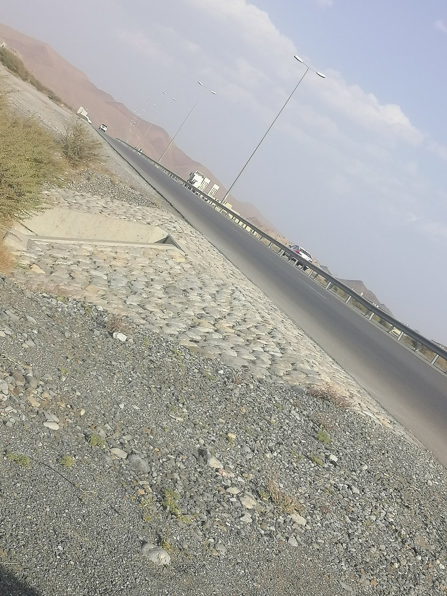 75Alhinaui's tweet photo. لعناية وزارة @mtcitoman هل من تدخل لماذا حين تم تنفيذ هذا الطريق لم تلزم الشركة المنفذة ضرورة وضع حواجز أمان على هذه القنوات والعبارات على طول شارع الداخلية الرئيسي من بدبد إلى جبرين أين المهندسين
ألم ينتبه مسؤول عن هذا الخطأ ماذا لو لم ينتبه شخص ووقع بمركبته هنا
@KShammakhi https://t.co/63qgfsWTou