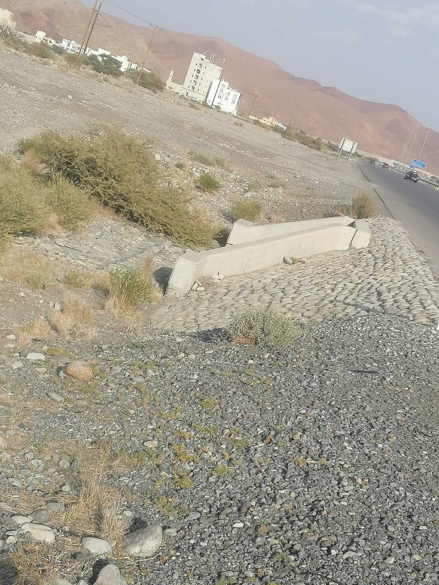 75Alhinaui's tweet photo. لعناية وزارة @mtcitoman هل من تدخل لماذا حين تم تنفيذ هذا الطريق لم تلزم الشركة المنفذة ضرورة وضع حواجز أمان على هذه القنوات والعبارات على طول شارع الداخلية الرئيسي من بدبد إلى جبرين أين المهندسين
ألم ينتبه مسؤول عن هذا الخطأ ماذا لو لم ينتبه شخص ووقع بمركبته هنا
@KShammakhi https://t.co/63qgfsWTou