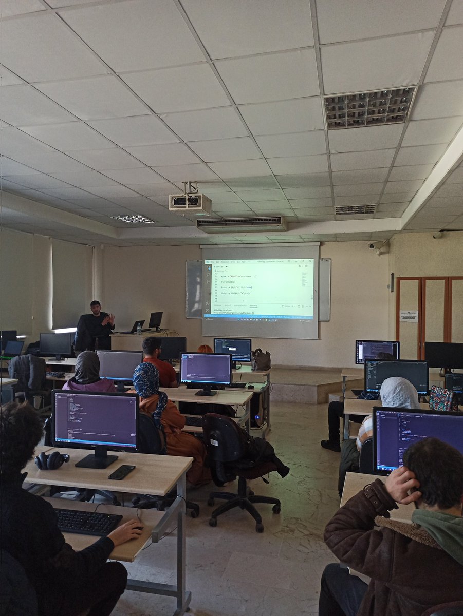 GaunSfwCrew's tweet photo. "Python 101" eğitimimizden kareler.📸 Destekleri için GAÜN Bilgi İşlem Daire Başkanlığı'na teşekkür eder, siz değerli üyelerimizi  gerçekleşecek diğer eğitim ve etkinliklerimizde aramızda görmek isteriz.💫
@gaziantepUniv
@Gaunkulturspor https://t.co/PrzZeT1eRw