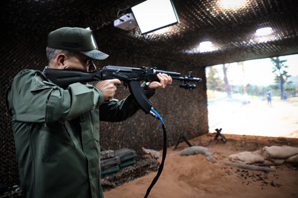 GNB_tachira's tweet photo. 📣@GNBCmdtGral "Con el propósito de optimizar el nivel Apresto de Operacional de nuestros centinelas GNB, acompañé al GJ @vladimirpadrino en la inauguración del Simulador de tiro de Fusil AK-103 y el Simulador de Orden Público, en las instalaciones del Comando de Zona #GNBZulia" https://t.co/flPCwOhQxs