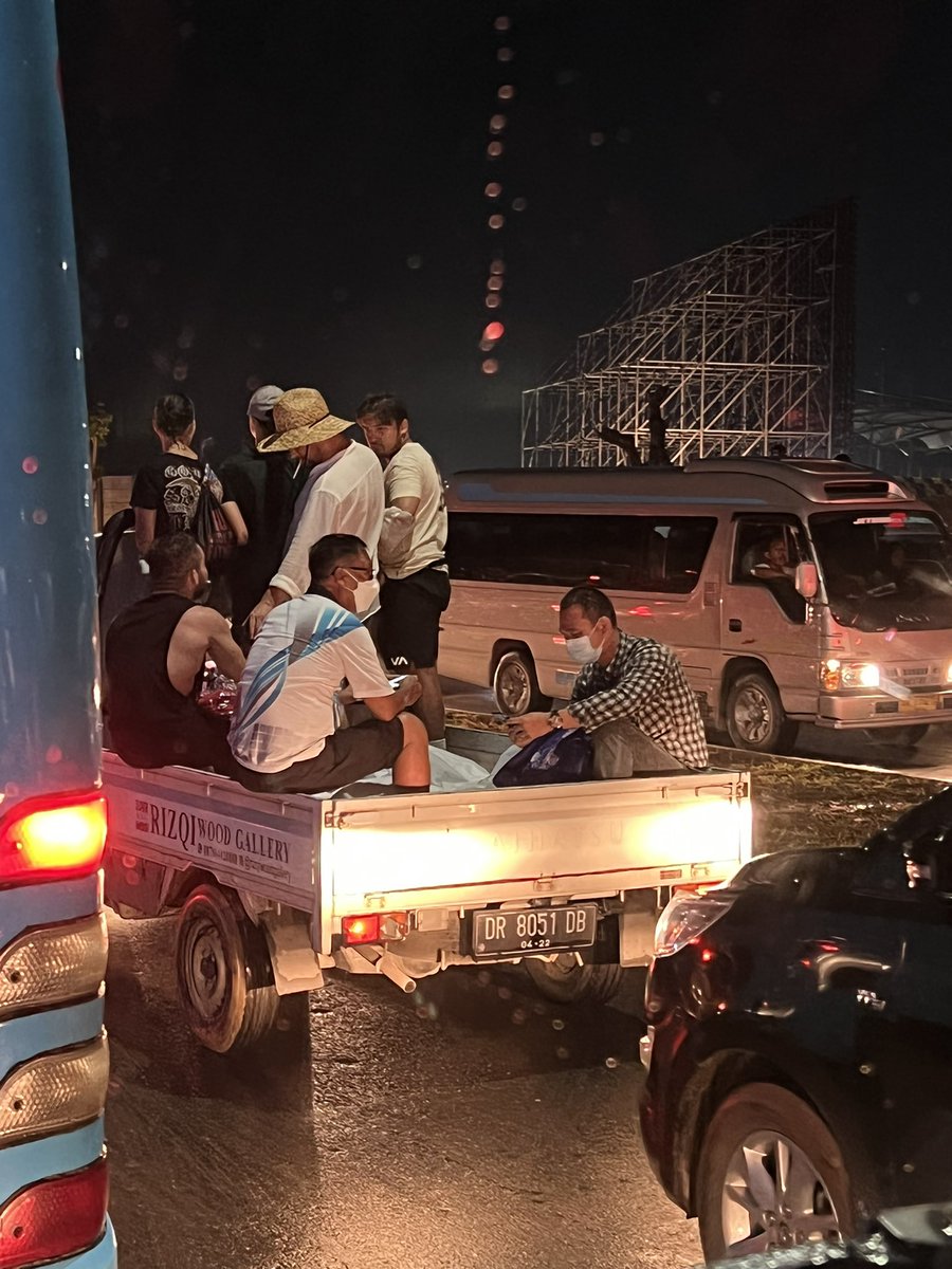 azoo_a200's tweet photo. Efek abis perhelatan mewah IndonesianGP 2022…. Penonton mencari cari untuk ketempat parkir (karena mobil pribadi tidak boleh masuk) dan panitia serta bus feeder hilang … bule-pun jd korban naik mobil bak terbuka... #MotoGPMandalika #MotoGP #tvone #elshinta #detik https://t.co/REzgue5u9e