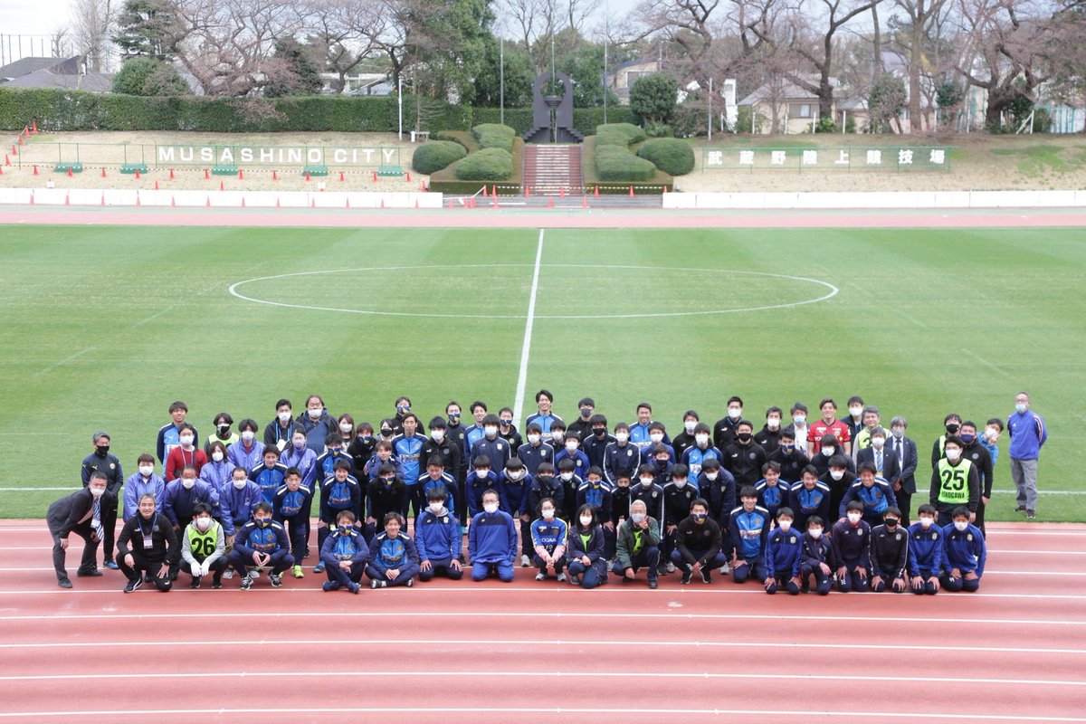 ymfc1939academy's tweet photo. 本日、TOPチームホーム開幕戦。
3-1で今シーズン初勝利となりました！
ボールパーソンの選手たちも昨年の経験を生かしスムーズでした。
4月のホームゲームでは新中学1年生がボールパーソンデビュー⚽️
最後に、TOP選手スタッフ、ボランティアスタッフ、アカデミー選手で集合写真🤳お疲れ様でした！ https://t.co/fTerFAwHR9