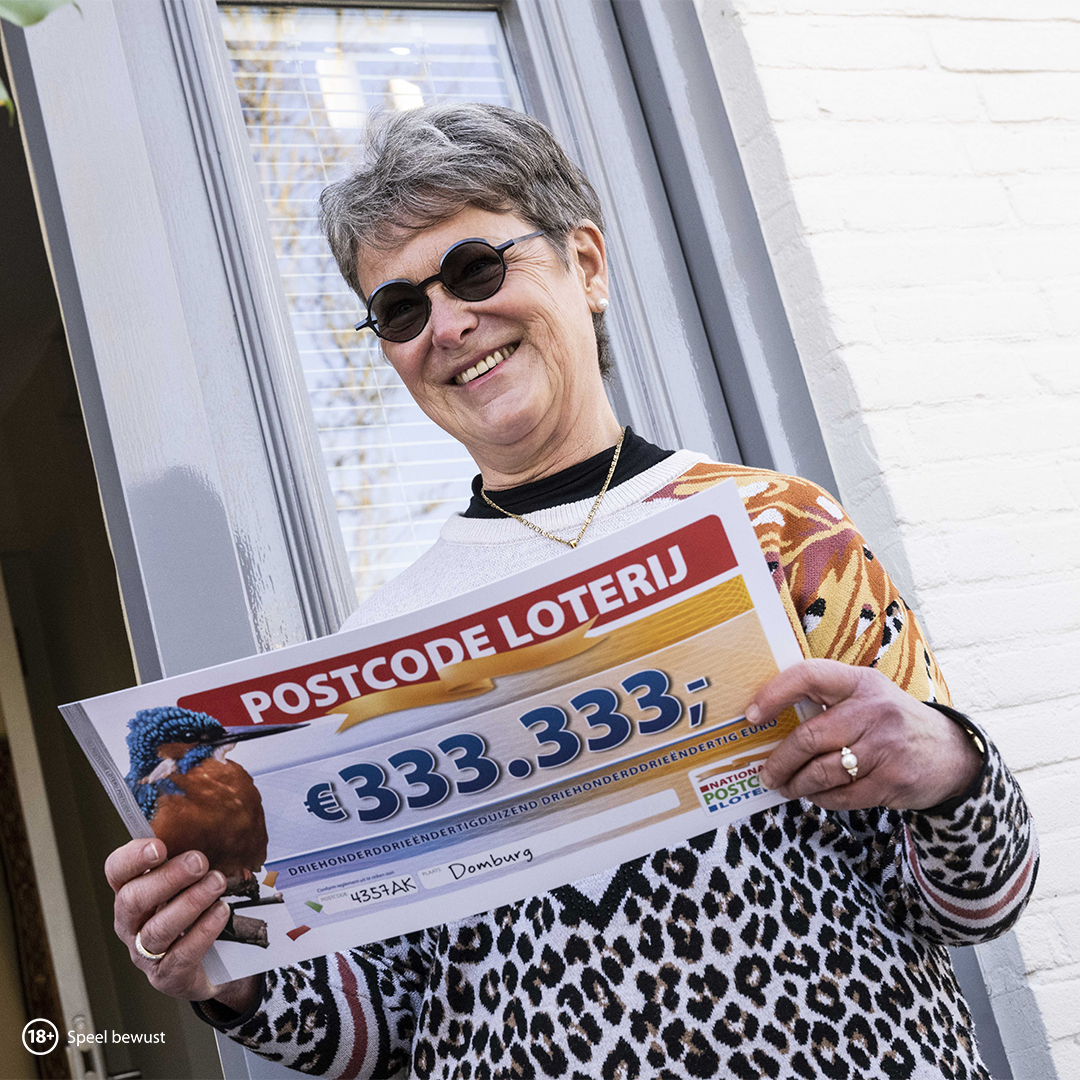 Het is vandaag de Internationale Dag van het Geluk. Kijk Saskia uit Domburg eens stralen! Ze won samen met haar buren de SuperPostcodeprijs van € 1 MILJOEN. Waar word jij vandaag gelukkig van?