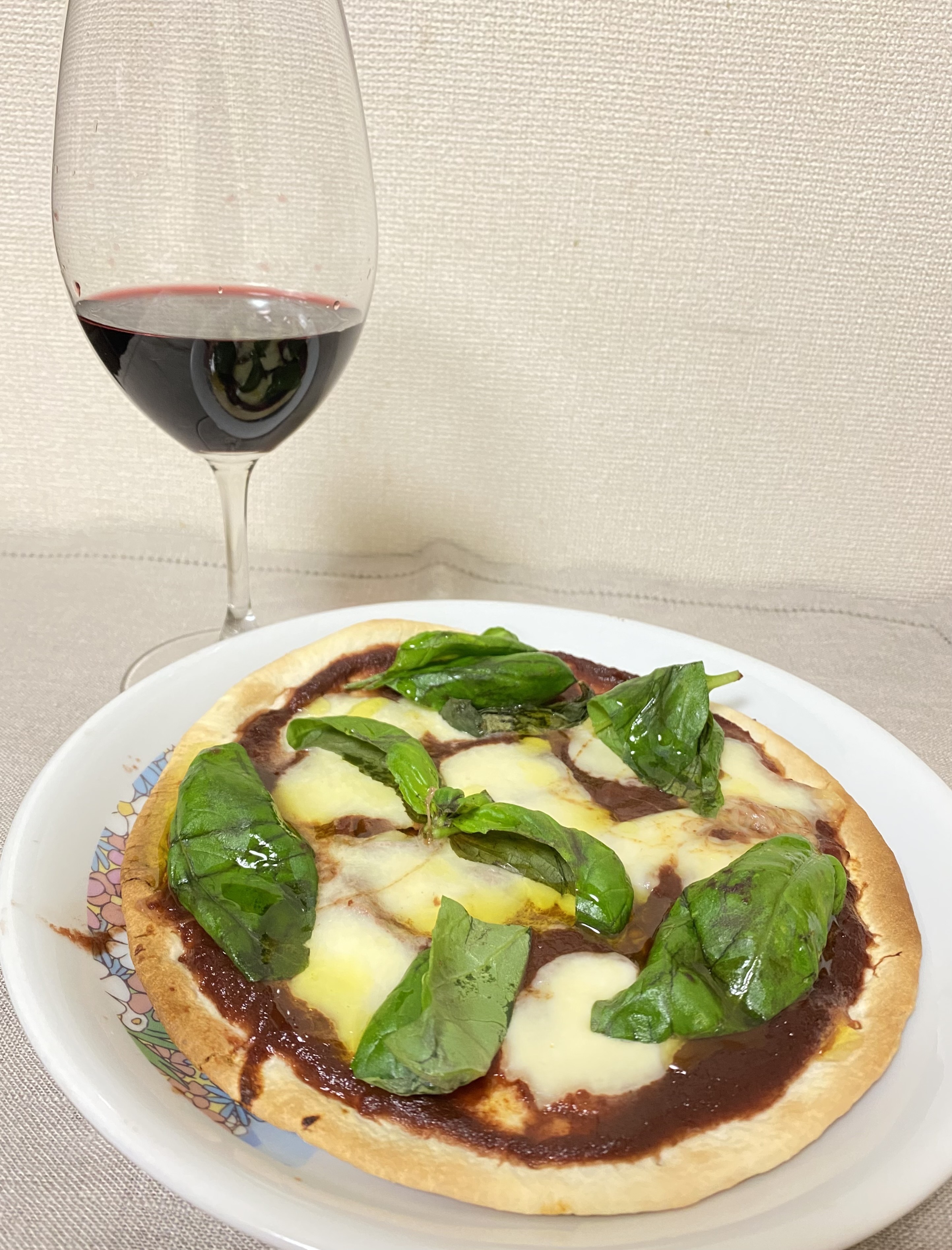 エノテカ公式 飲みかけで残ってしまった赤ワインは ピザソース にアレンジしています トマトソースと混ぜるだけでとっても簡単で しかもワインとの相性も抜群です 皆さんも赤ワインを使ったおすすめのアレンジレシピがあれば教えてください ピザの