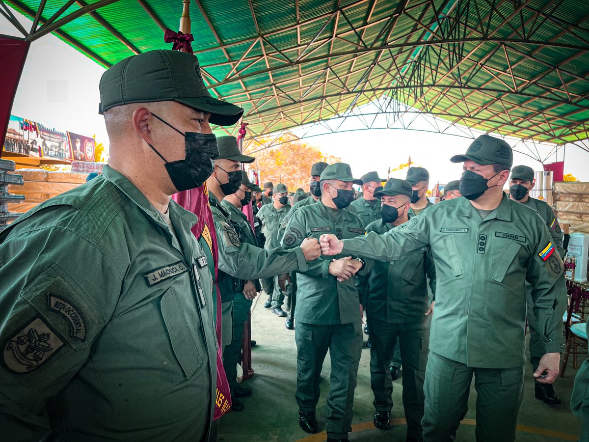 GNB_tachira's tweet photo. 📣@GNBCmdtGral "Con el propósito de optimizar el nivel Apresto de Operacional de nuestros centinelas GNB, acompañé al GJ @vladimirpadrino en la inauguración del Simulador de tiro de Fusil AK-103 y el Simulador de Orden Público, en las instalaciones del Comando de Zona #GNBZulia" https://t.co/flPCwOhQxs