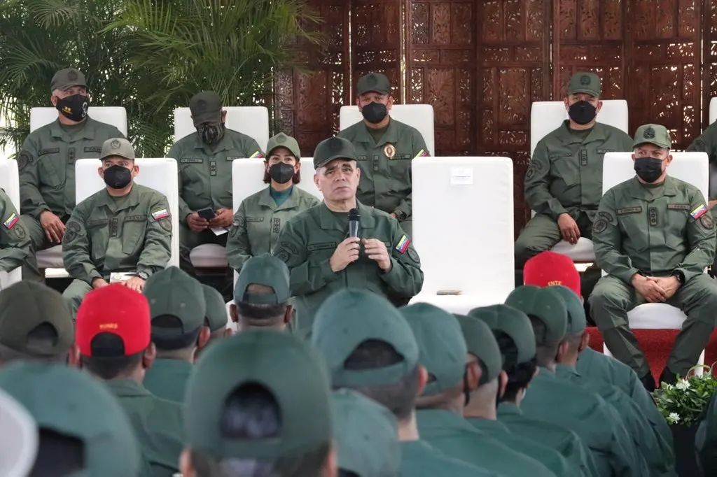 GNB_tachira's tweet photo. 📣@GNBCmdtGral "Con el propósito de optimizar el nivel Apresto de Operacional de nuestros centinelas GNB, acompañé al GJ @vladimirpadrino en la inauguración del Simulador de tiro de Fusil AK-103 y el Simulador de Orden Público, en las instalaciones del Comando de Zona #GNBZulia" https://t.co/flPCwOhQxs
