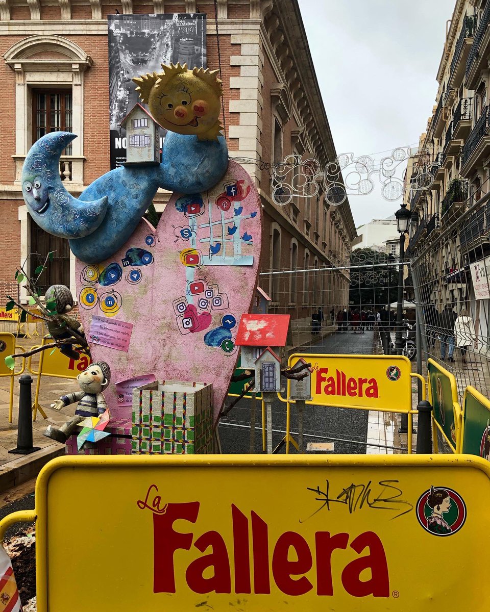 HankyuEurope's tweet photo. #スペイン #三大祭り の一つ #バレンシア の #火祭り ”ファジャス”が今年は通常通り3/14〜3/19に開催されました！
街全体が遊園地と思わさせる程の人形で埋め尽くされていました🎡🎪
あいにくの雨でしたが、大勢の人が集まりすごいお祭り騒ぎでした😄
#阪急ゆーろ #Fallas2022 https://t.co/sYqQTLIpE7