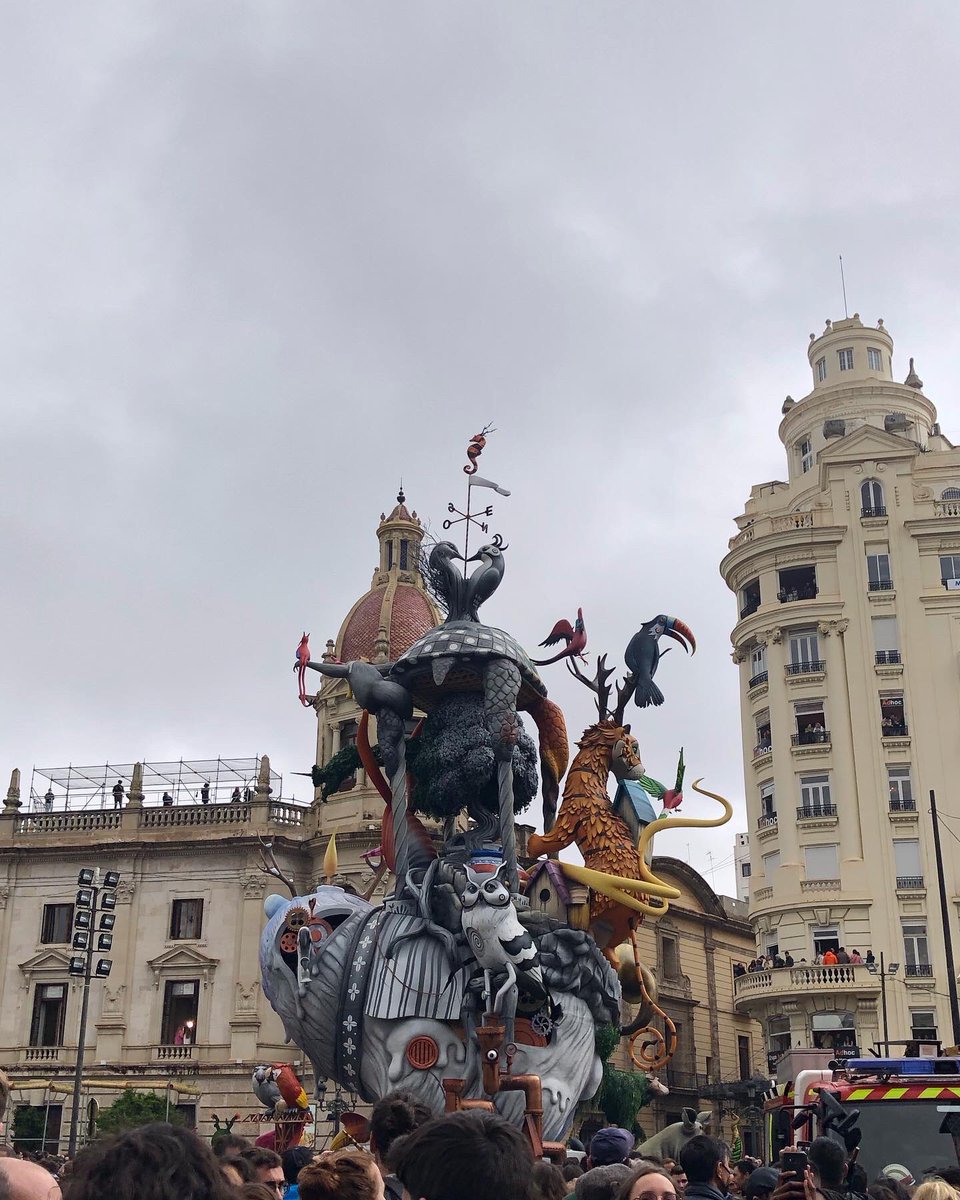 HankyuEurope's tweet photo. #スペイン #三大祭り の一つ #バレンシア の #火祭り ”ファジャス”が今年は通常通り3/14〜3/19に開催されました！
街全体が遊園地と思わさせる程の人形で埋め尽くされていました🎡🎪
あいにくの雨でしたが、大勢の人が集まりすごいお祭り騒ぎでした😄
#阪急ゆーろ #Fallas2022 https://t.co/sYqQTLIpE7