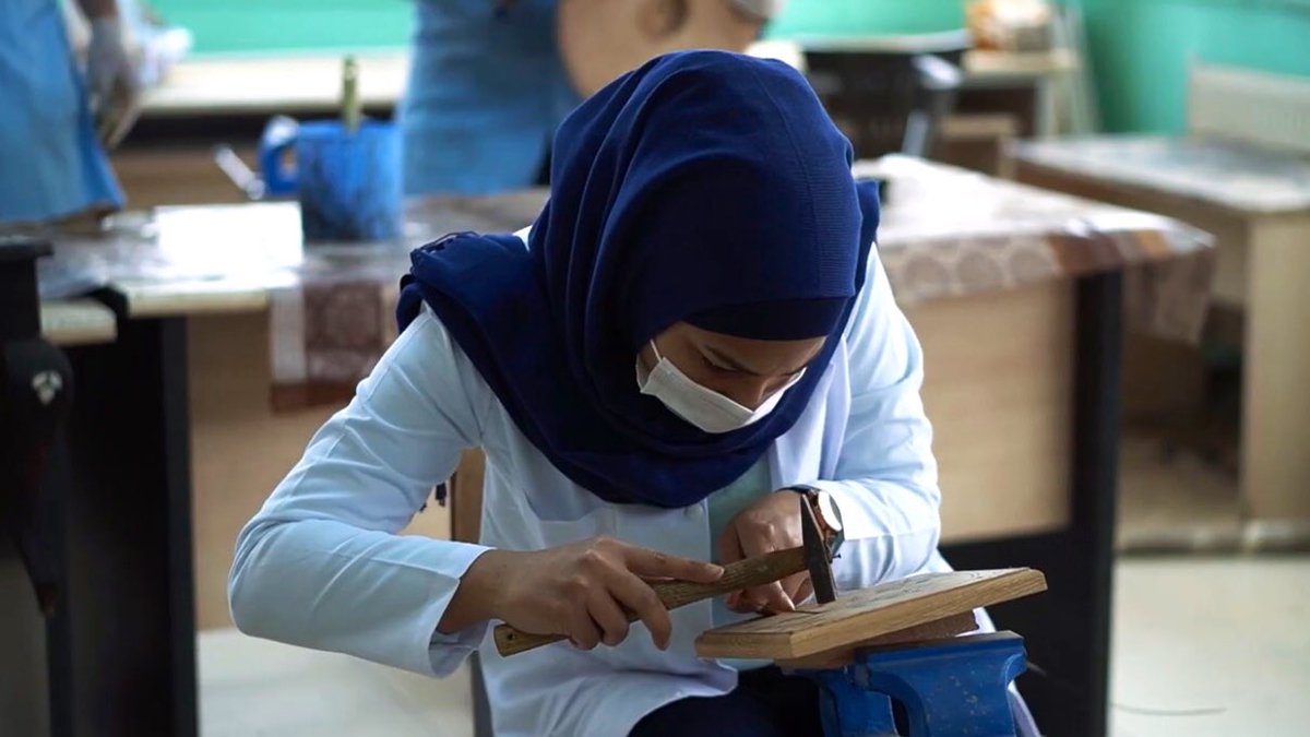 Yaşamak, gelecek nesilleri düşünme yükümlülüğüdür. 
Atık malzemelerin yeniden değer kazanmasını sağlayan emektarlarımız ve onlarla anlam kazanan kurslarımız olduğu sürece “geleceği düşünerek yaşamak güzel şey…”

📌 meb.ai/KGl9gD

<a href="/sdulger43/">Sabahattin DÜLGER</a>
<a href="/yilmaznazif/">Nazif Yılmaz</a>
<a href="/tcmeb/">Millî Eğitim Bakanlığı</a>