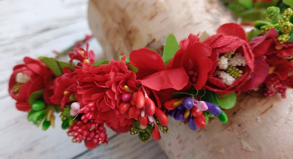 findyourflowers's tweet photo. I forgot to take pictures of this flower crown. I finished it over a week ago.

#flowercrown #blumenkranz #blumenkrone #fannibals #silkflowers #hairaccessories #festival #party #cosplay #photoprop #handmade #wedding #etsy #DIY #haarkranz #headpiece #red https://t.co/H1sjesut2J