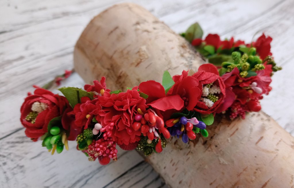 findyourflowers's tweet photo. I forgot to take pictures of this flower crown. I finished it over a week ago.

#flowercrown #blumenkranz #blumenkrone #fannibals #silkflowers #hairaccessories #festival #party #cosplay #photoprop #handmade #wedding #etsy #DIY #haarkranz #headpiece #red https://t.co/H1sjesut2J