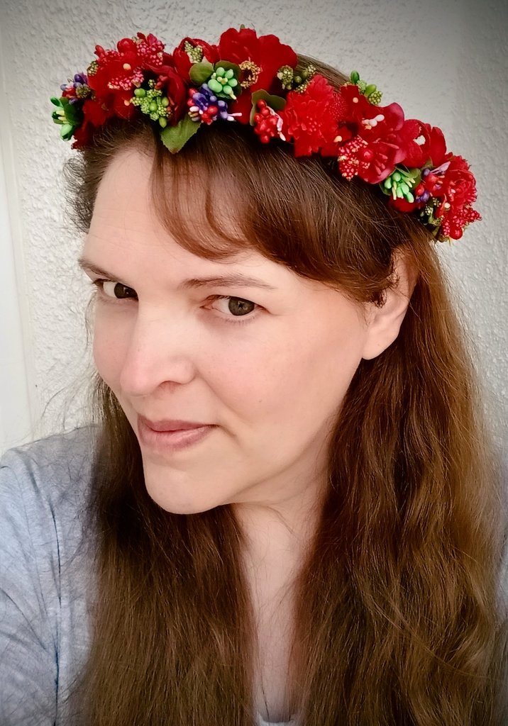 findyourflowers's tweet photo. I forgot to take pictures of this flower crown. I finished it over a week ago.

#flowercrown #blumenkranz #blumenkrone #fannibals #silkflowers #hairaccessories #festival #party #cosplay #photoprop #handmade #wedding #etsy #DIY #haarkranz #headpiece #red https://t.co/H1sjesut2J